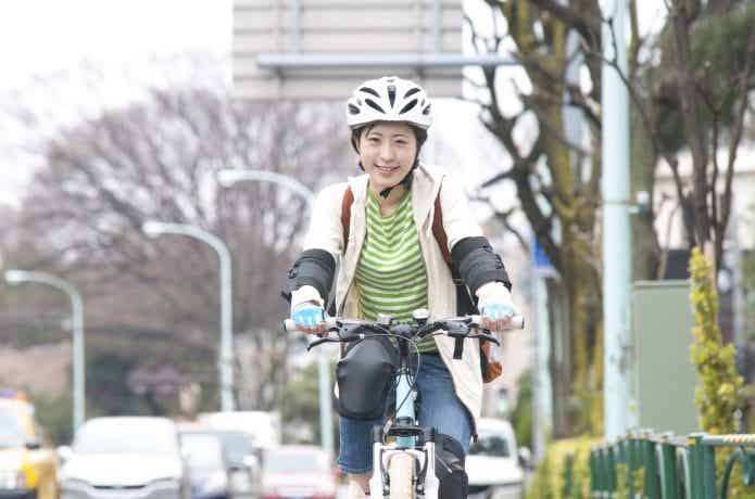 自転車　女性　ヘルメット　街中