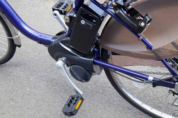 電動アシスト自転車　バッテリーとペダル