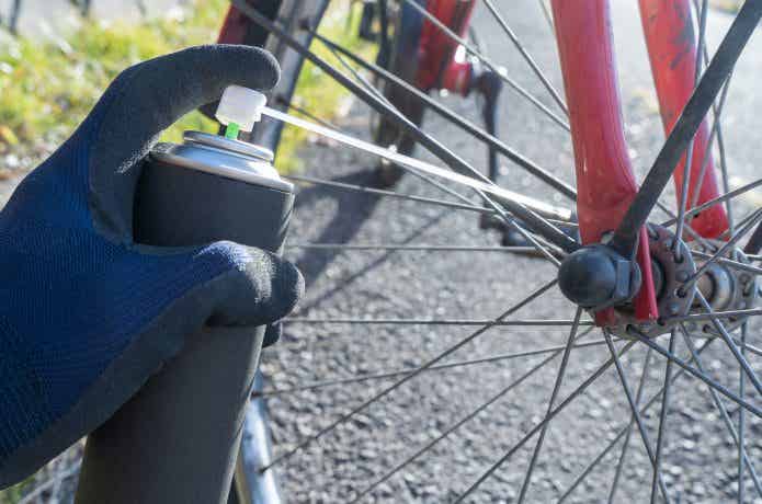自転車　車輪　スプレー　手
