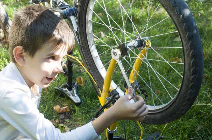 子供　自転車　車輪　スパナ