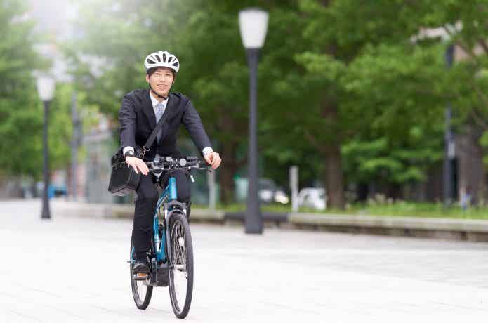 電動クロスバイクで通勤する男性