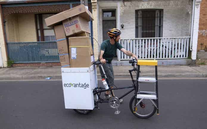 荷物を積んだカーゴバイク
