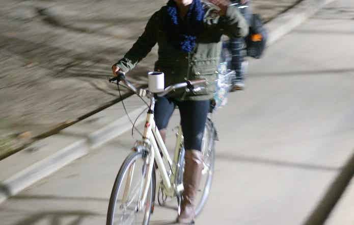 自転車で走る人