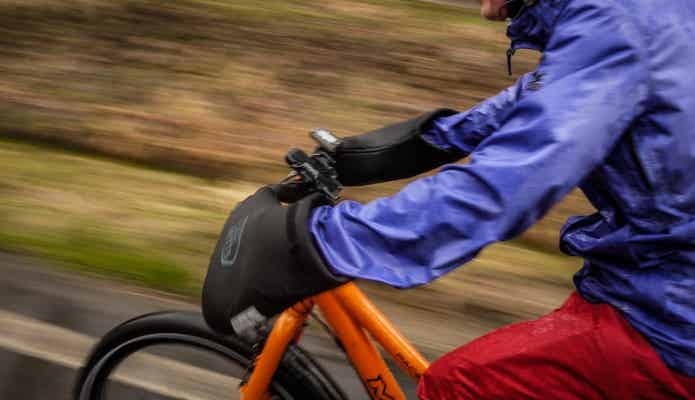 セパレートタイプのレインコートで自転車に乗る人