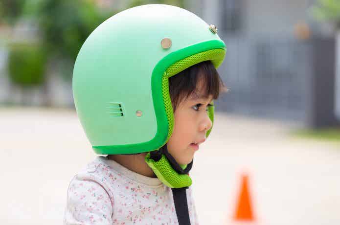 ヘルメットを被った女の子