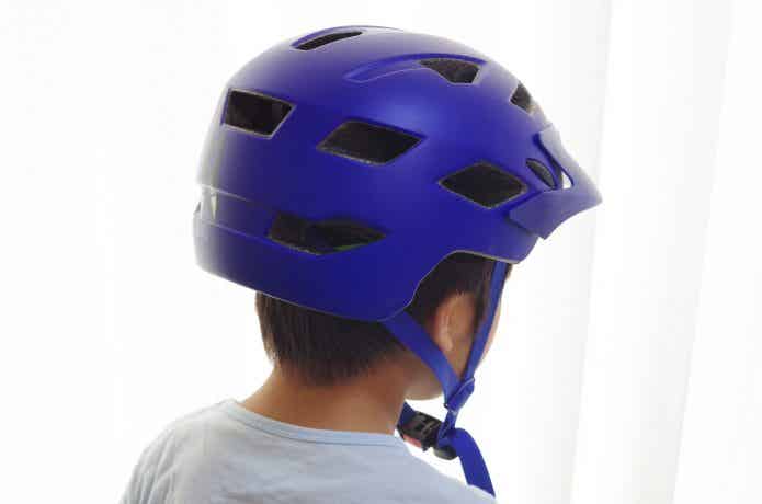ヘルメットを被った男の子の後ろ姿