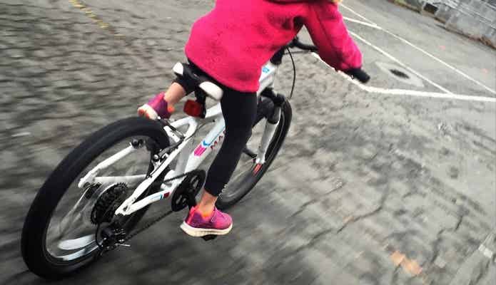 マリンの自転車に乗る子供の足元
