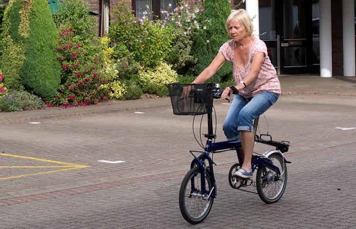 折りたたみ自転車に乗る女性