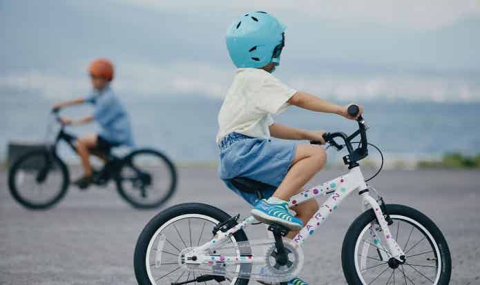 自転車に乗る子供