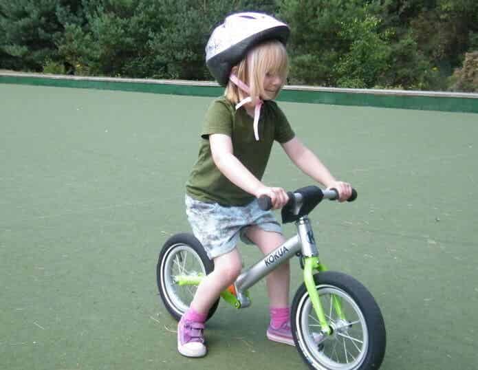 キックバイクに乗る女の子