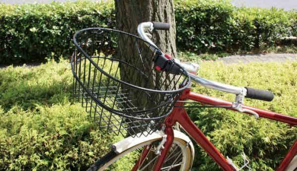 かごを取り付けた自転車