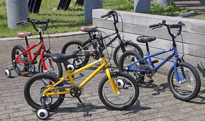 補助輪付き自転車が4台ある様子
