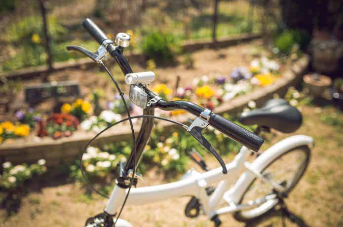 ハンドルにベルやライトを取り付けた自転車