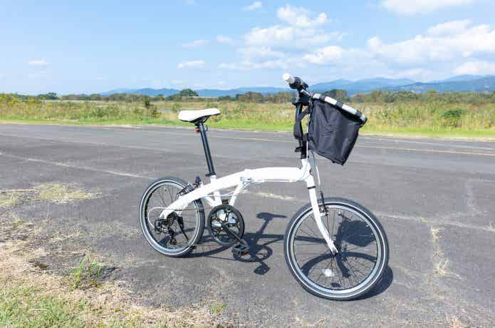 舗装路に駐輪してある折りたたみ自転車