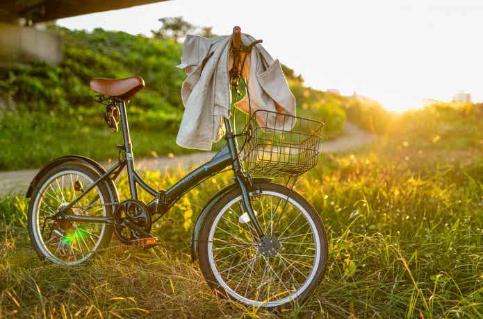 ハンドルに上着をかけた折りたたみ自転車
