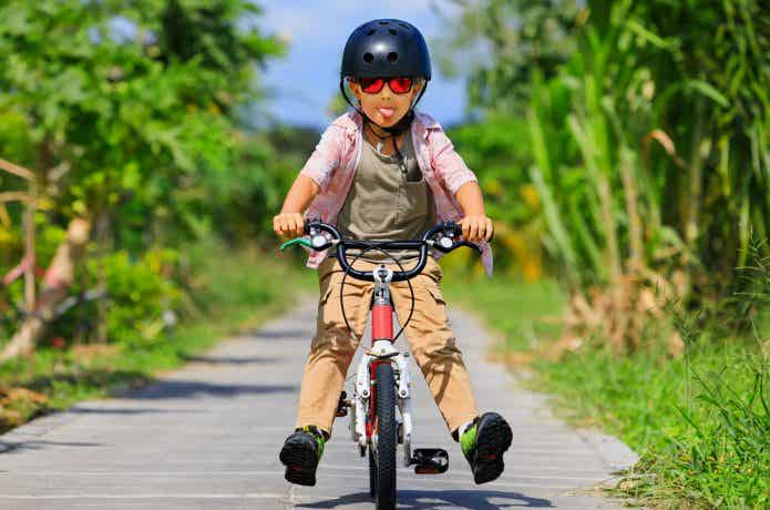 自転車に乗る子ども