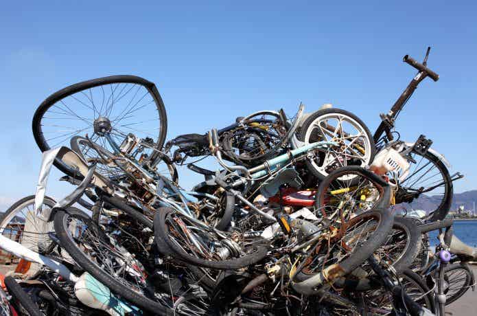 廃棄自転車の山