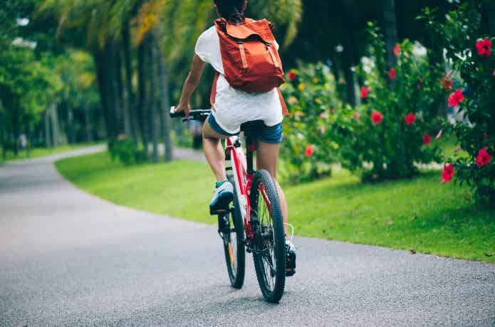 サスペンション付きクロスバイクで走る女性