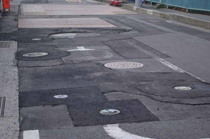 つぎはぎだらけの荒れた路面