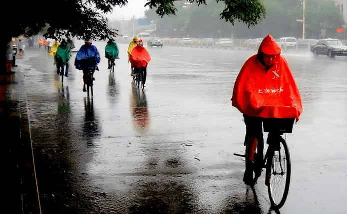 自転車用のおすすめポンチョをご紹介！突然の雨でもバッチリ使える
