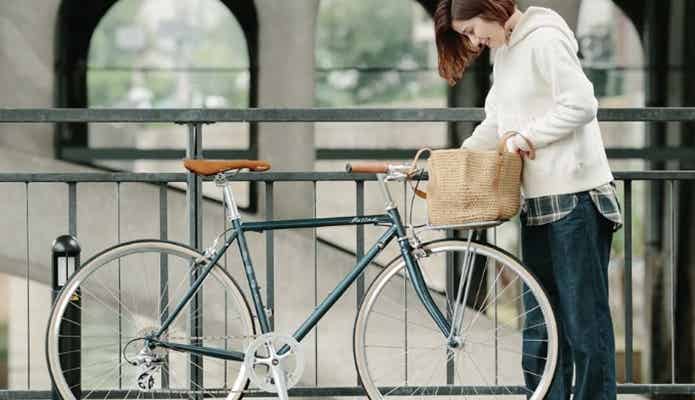 FUJIのクロスバイクと女性