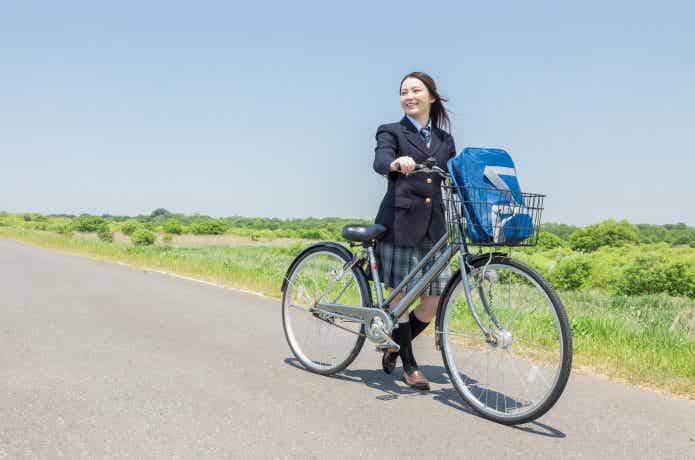 自転車で通学する女子高生