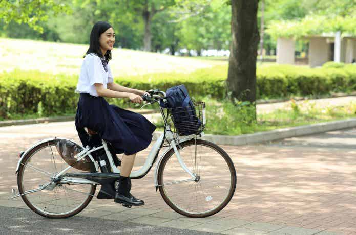 電動アシスト自転車に乗る女子高生