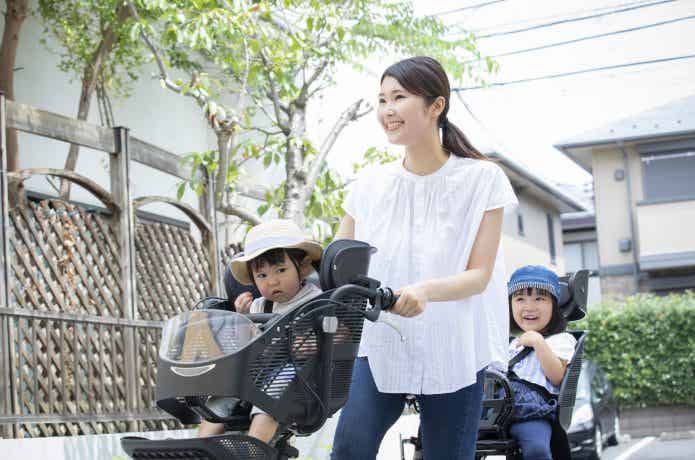 電動子乗せ　母親　子供2人