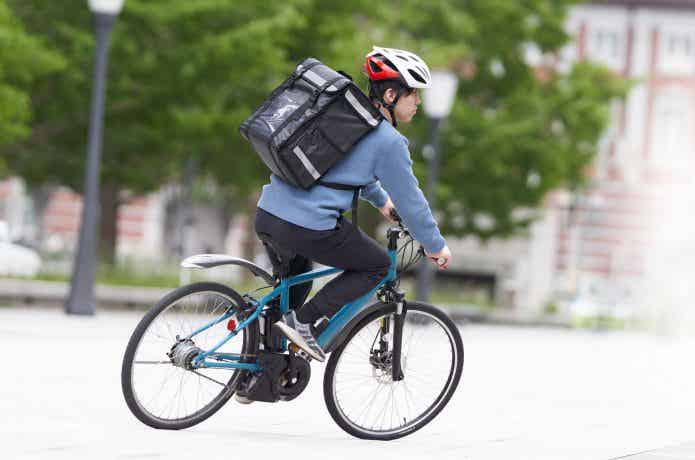 電動アシスト自転車に乗る配達員