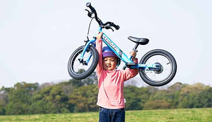 ストライダー　持ち上げる少年