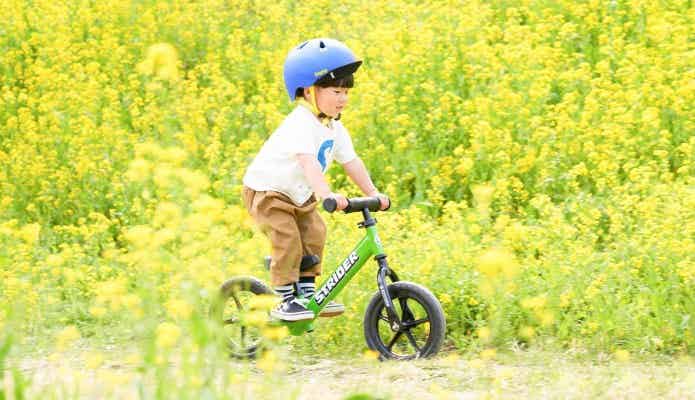 ストライダー　フットレストに立つ少年