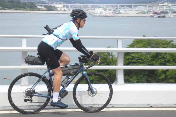 男性　ロードバイク　サイクリング