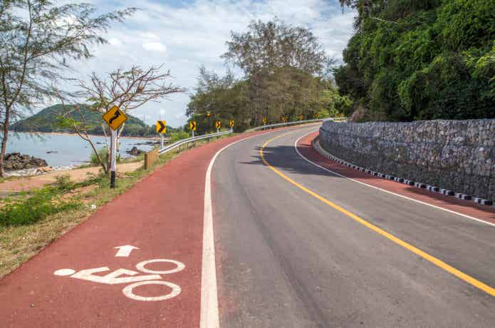 登り坂の自転車専用レーン