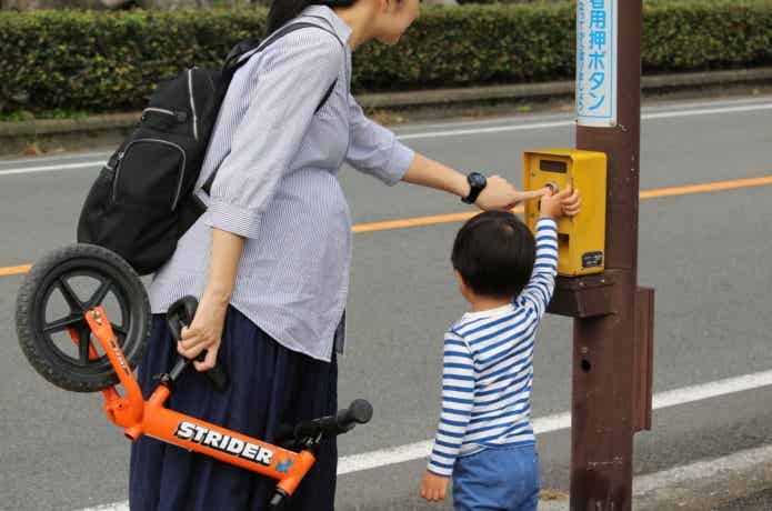 親子　ストライダー　　交差点　押しボタン信号