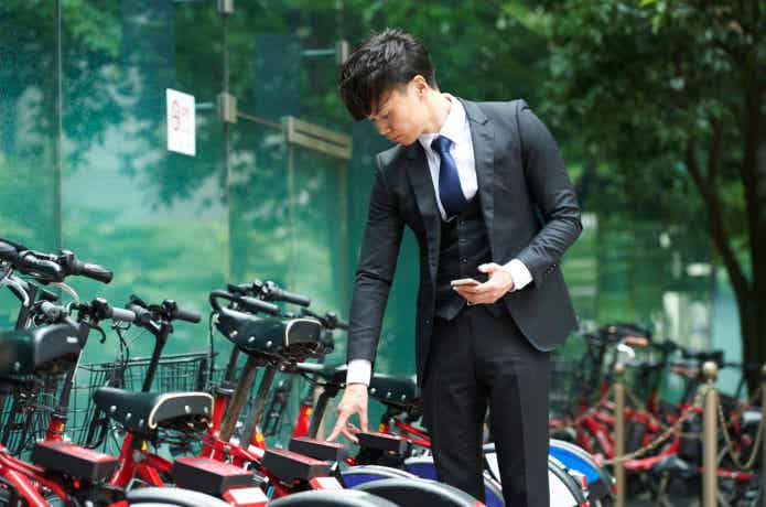男性　スーツ　シェアサイクル 