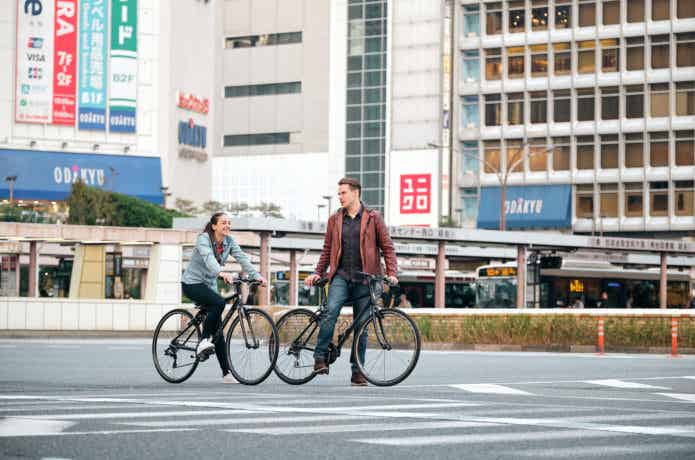 東京　外国人　男女　自転車