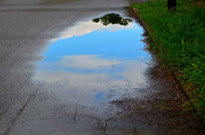 地面　雨