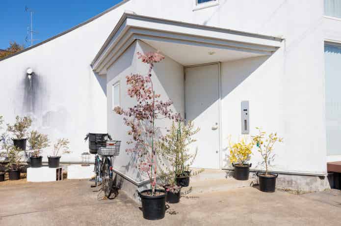 戸建　玄関　自転車
