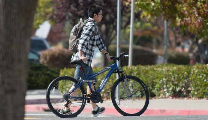 自転車を降りて押していく