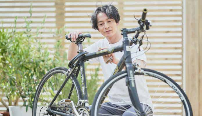 クロスバイクを磨く男性