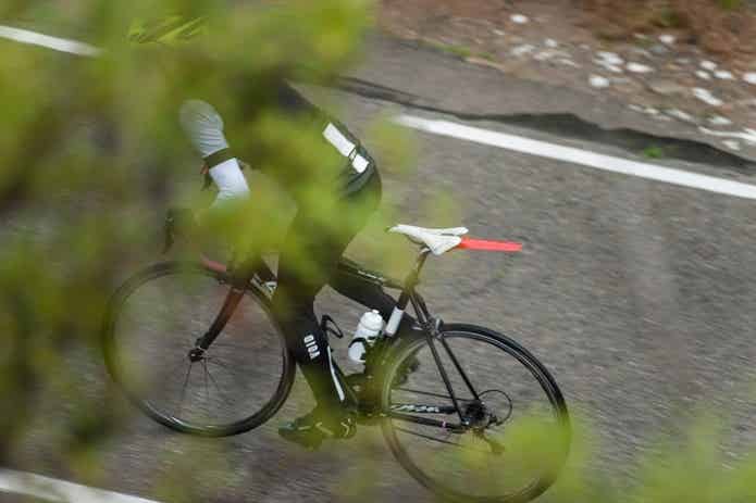 フェンダー付きのロードバイクで走る