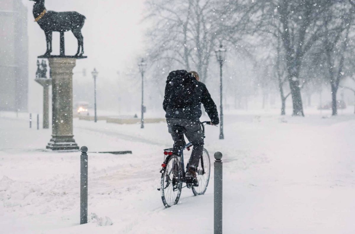 雪道の自転車、滑らず安全に！転倒を防ぐ乗り方のコツと対策アイテム