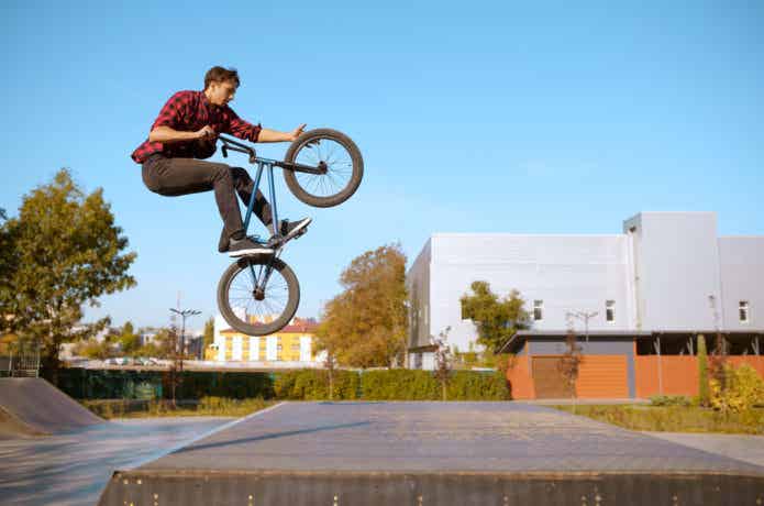 軽量なBMXでバニーホップする男性