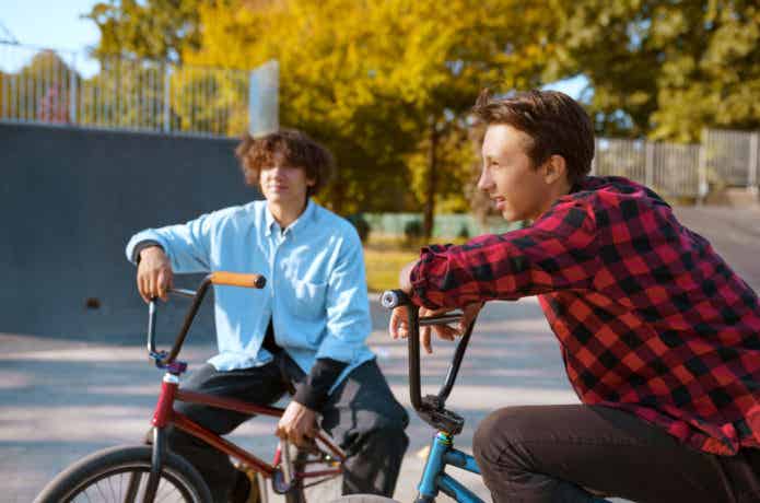 おしゃれな街乗りBMXに乗る男性二人