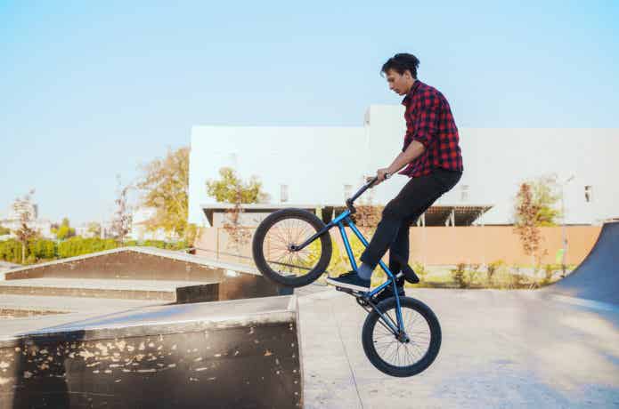 頑丈なBMXでジャンプ
