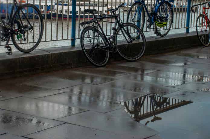 濡れた路面と自転車