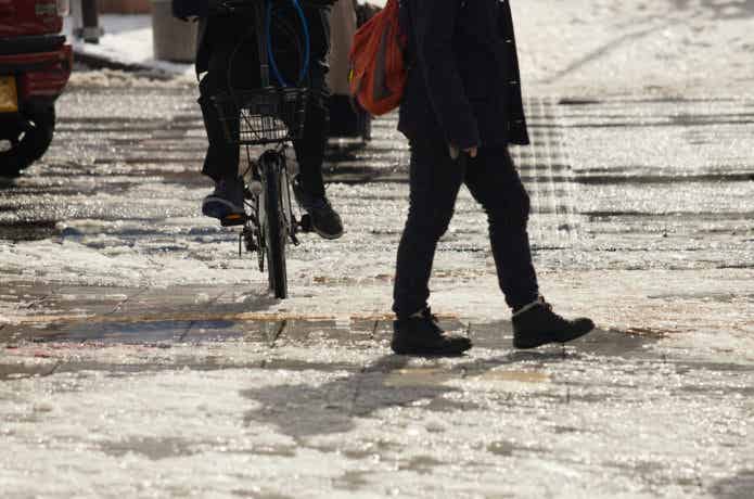 歩行者と自転車が入り混じり、危険な雪道走行