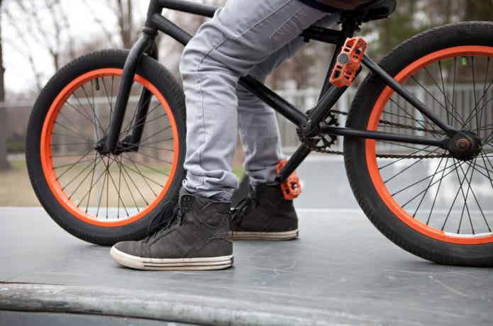 BMXで街乗りする男性