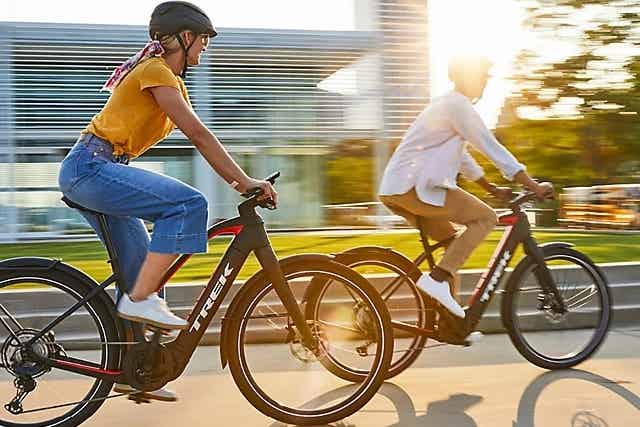 トレックのe-bikeに乗る男女