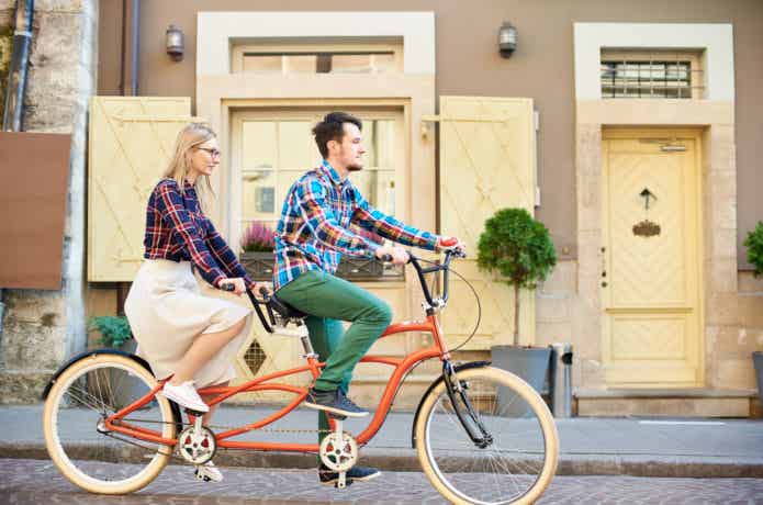タンデム自転車に乗っているカップルの様子